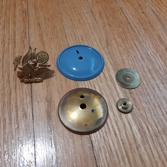 Vintage 60s 70s U.S. Infantry Cap Badge Military Light Blue Disc Screw Back - Picture 9 of 10